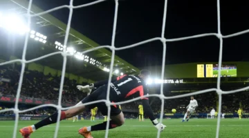 لقطة مميزة.. مبابي يشرح لداياز تنفيذ ركلة بانينكا